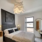 Modern 2-Bed Flat With Parking Near Central Birmingham
