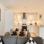 Modern 2-Bed Flat With Parking Near Central Birmingham