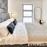 Modern 2-Bed Flat With Parking Near Central Birmingham