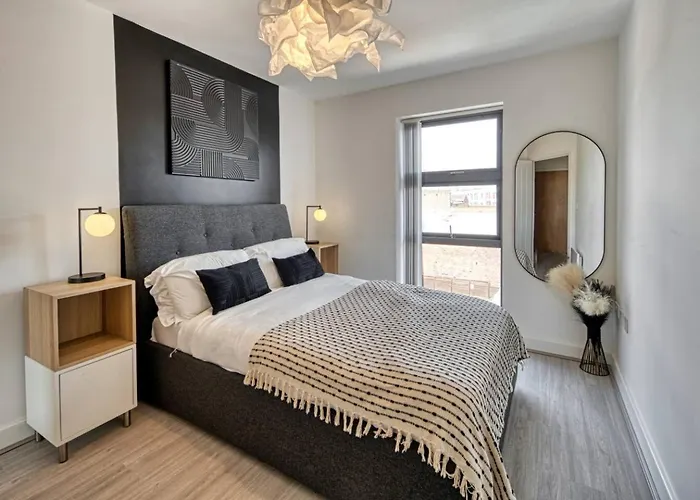 Modern 2-Bed Flat With Parking Near Central Birmingham