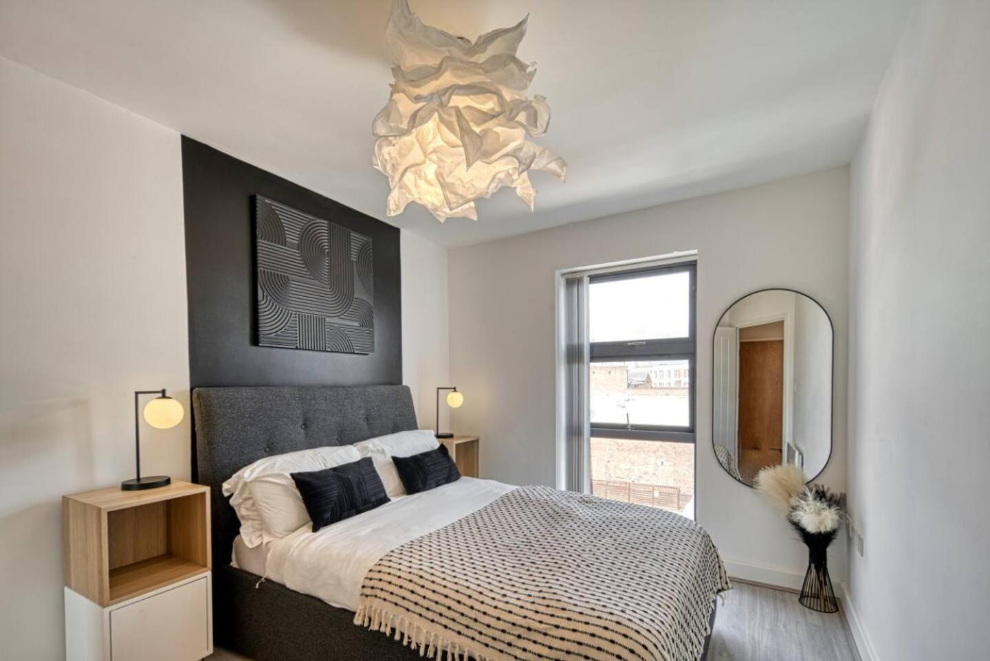 Modern 2-bed Flat With Parking Near * Birmingham