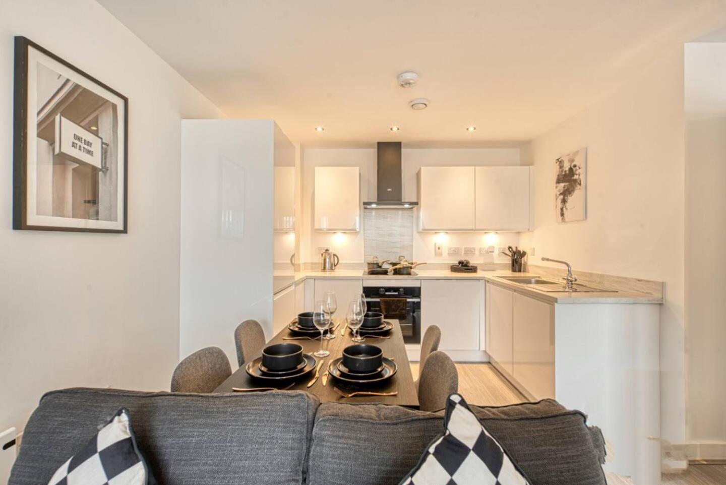 Modern 2-bed Flat With Parking Near