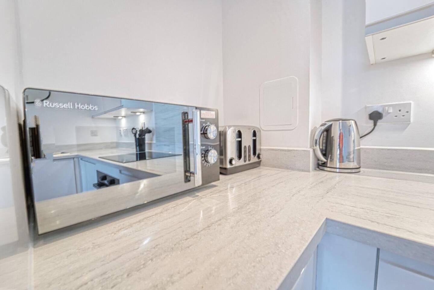 Modern 2-bed Flat With Parking Near *