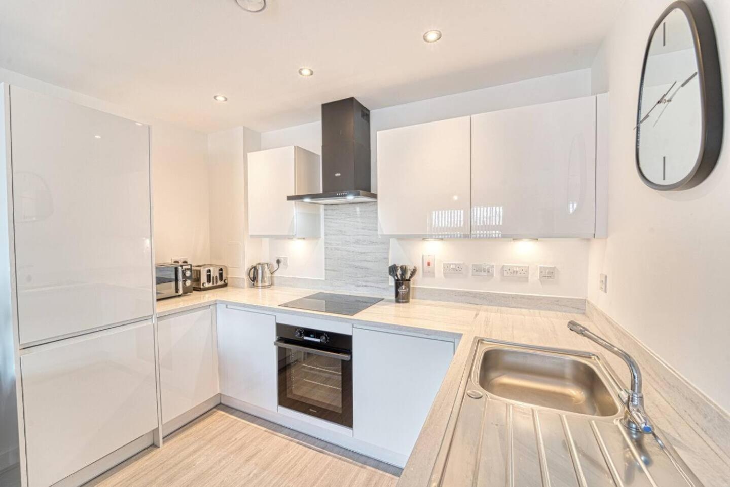 Modern 2-bed Flat With Parking Near