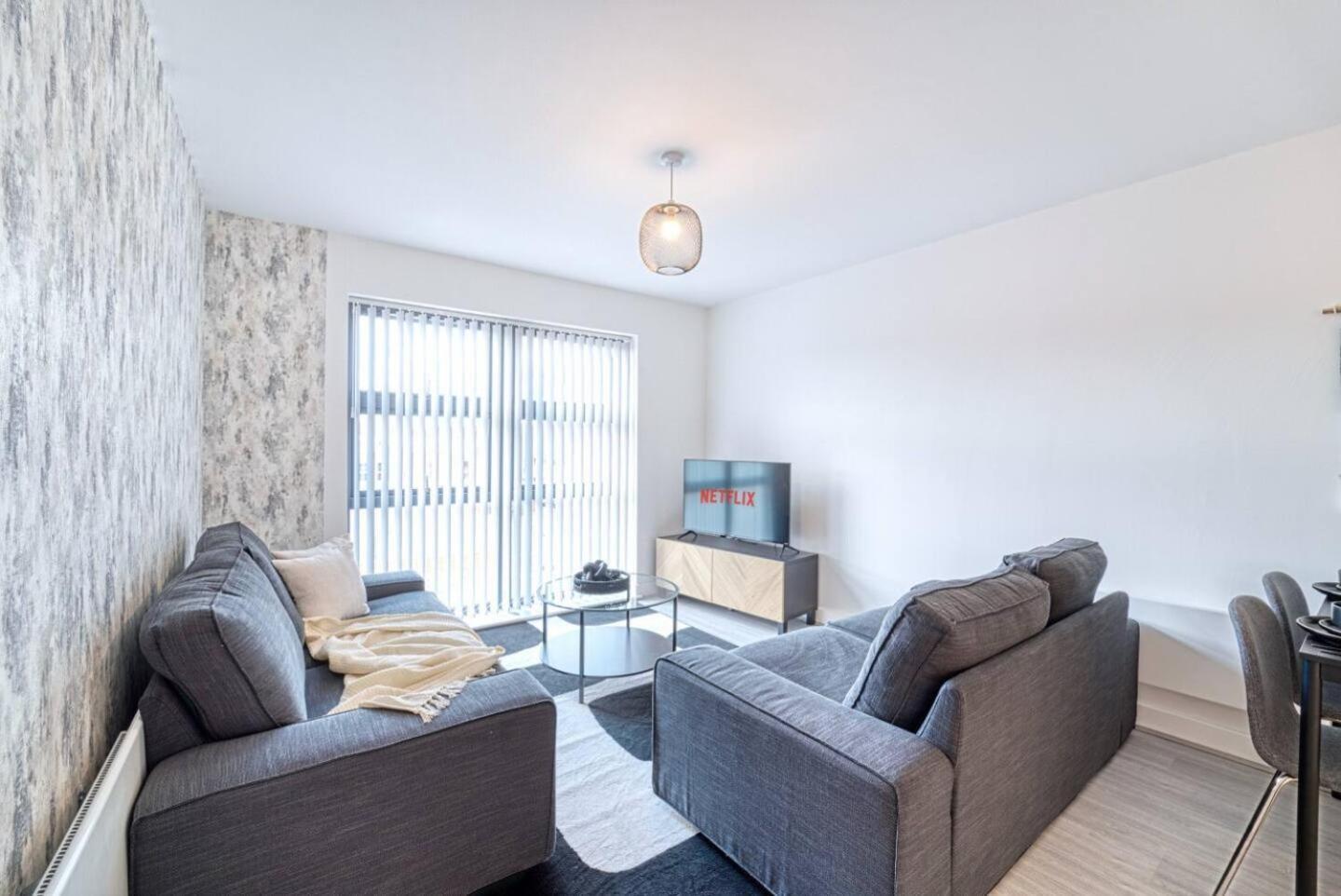 Apartment Modern 2-bed Flat With Parking Near