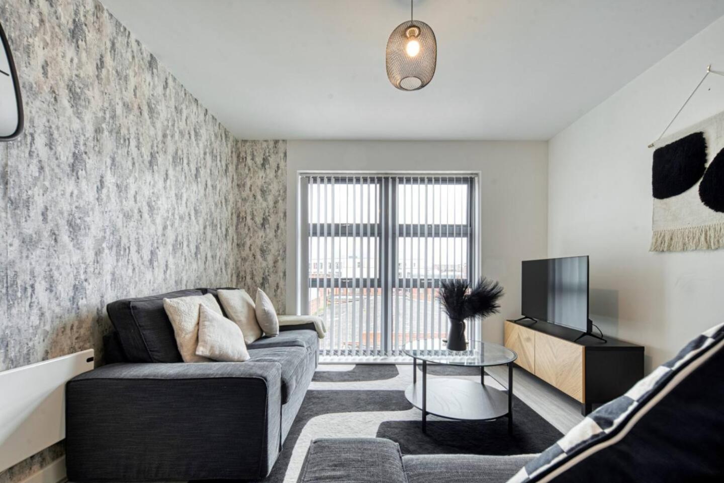 Modern 2-bed Flat With Parking Near Apartment *