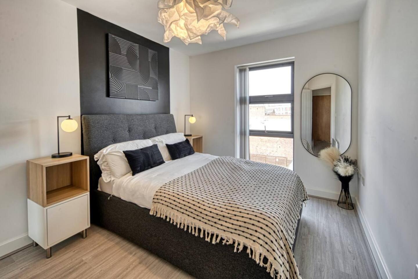 Apartment Modern 2-bed Flat With Parking Near Birmingham
