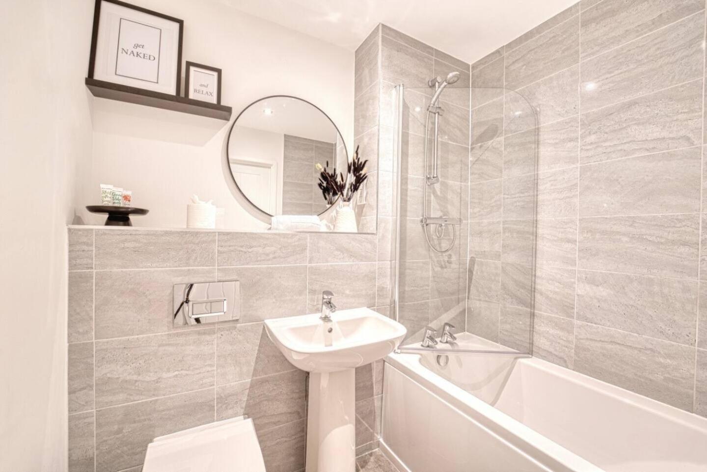 Modern 2-bed Flat With Parking Near *