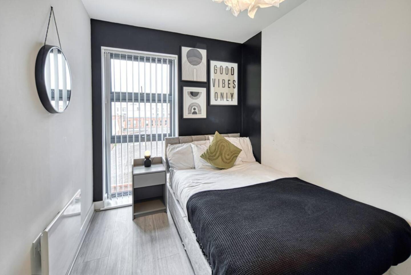 Modern 2-bed Flat With Parking Near