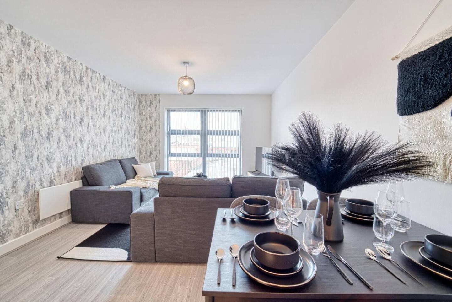Apartment Modern 2-bed Flat With Parking Near *