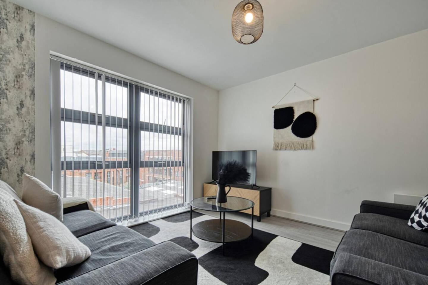 Modern 2-bed Flat With Parking Near Apartment